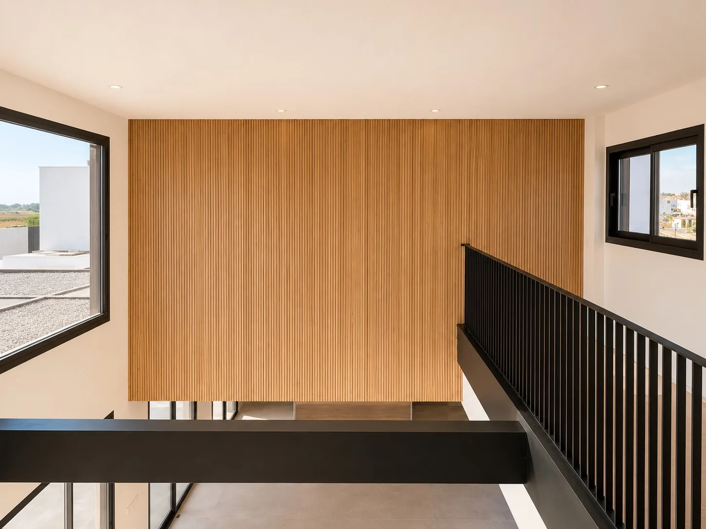 Distribuidor superior con muro de lamas de madera a doble altura